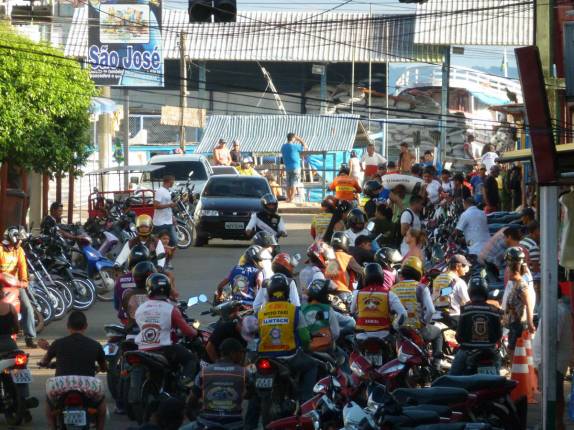 Trânsito intenso de motocicletas na cidade de Coari, às margens do rio Solimões, no Amazonas